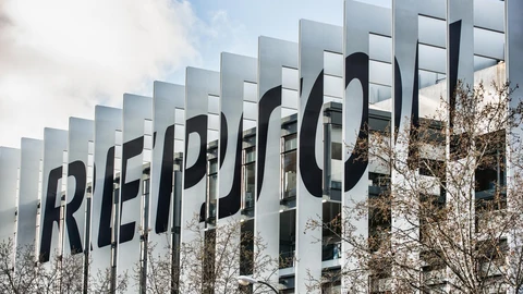 Economía.- CIDE aprueba la venta a Repsol del 50,01% de la comercializadora eléctrica CHC Energía