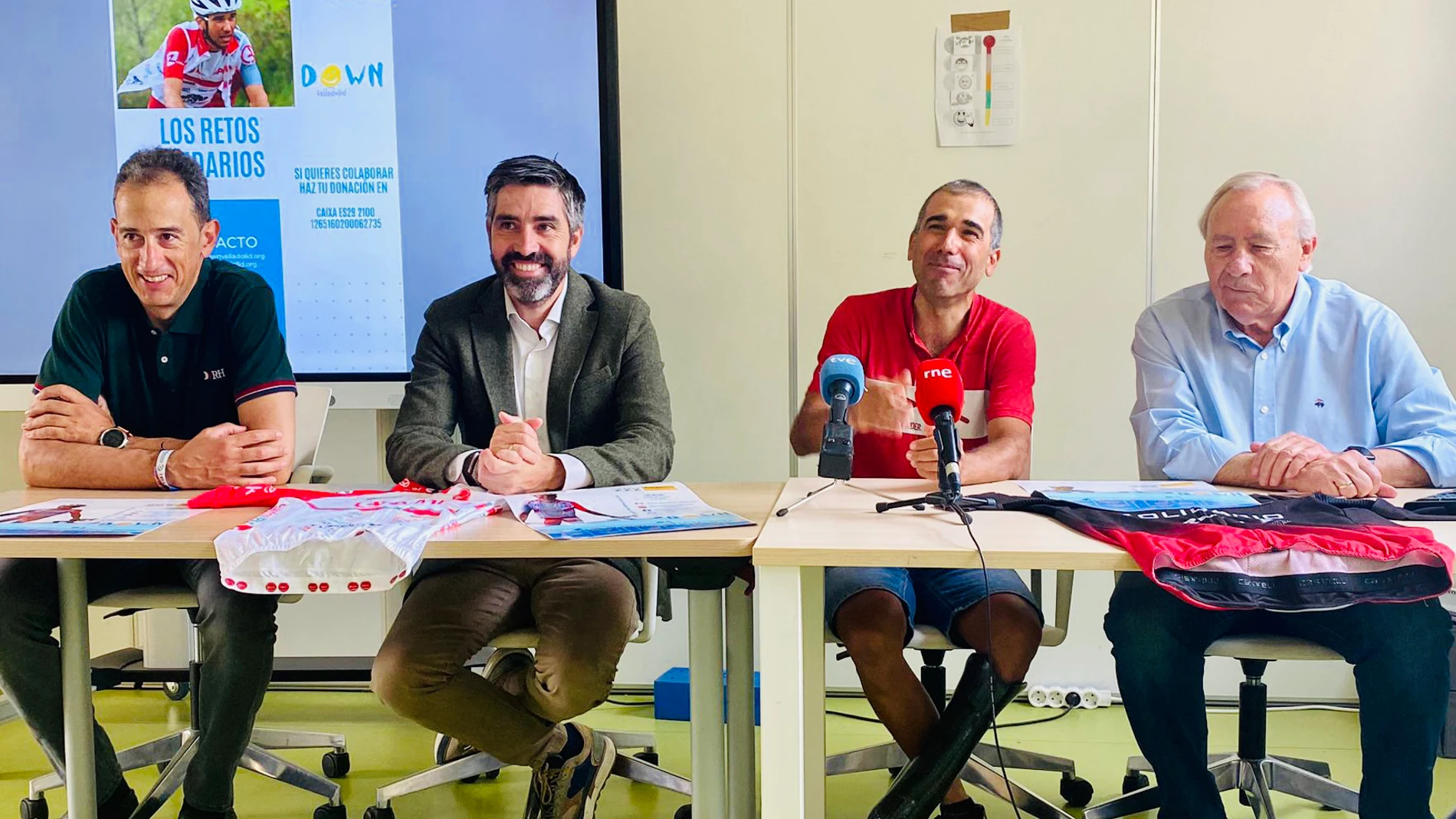 Presentación de la 'Vuelta a Valladolid' solidaria, que protagonizarán Guillermo Prieto Hortelano y Agustín Álvarez el 12 y 13 de mayo, recorriendo 600 kilómetros en 26 horas en favor de la asociación Down Valladolid. En la imagen de I a D; Agustín Álvarez, Manuel Velázquez, Guillermo Prieto, y Javier Mínguez