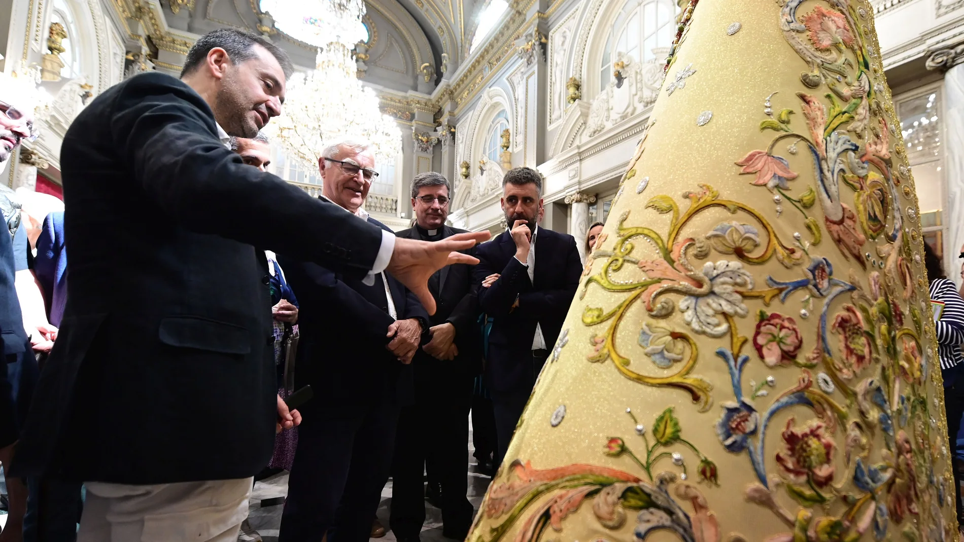 El Ayuntamiento de Valencia se suma a la celebración del centenario de la coronación de la Virgen de los Desamparados