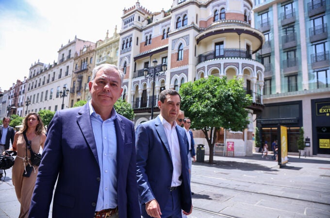 José Luis Sanz junto con el presidente del gobierno andaluz Juanma Moreno presenta su proyecto 'Sevilla, Eje Central'