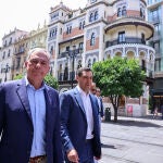 José Luis Sanz junto con el presidente del gobierno andaluz Juanma Moreno presenta su proyecto 'Sevilla, Eje Central'