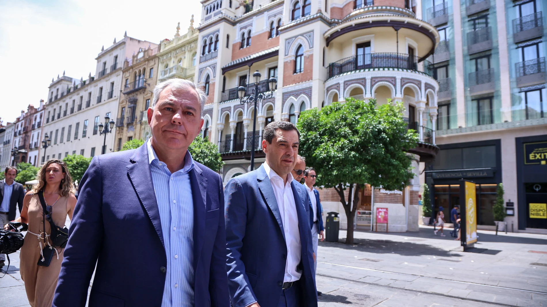 José Luis Sanz  junto con el presidente del gobierno andaluz Juanma Moreno presenta su proyecto 'Sevilla, Eje Central'