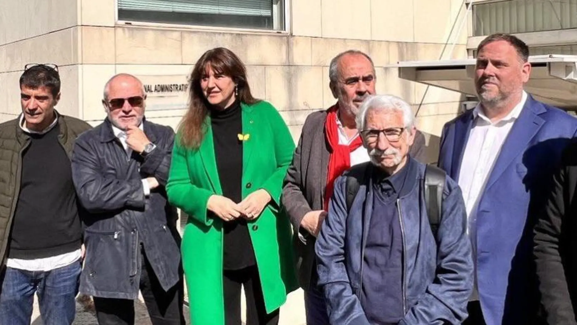 Junqueras y Borràs con los alcaldes que desacataron con el catalán en el juicio de Montpellier en abril