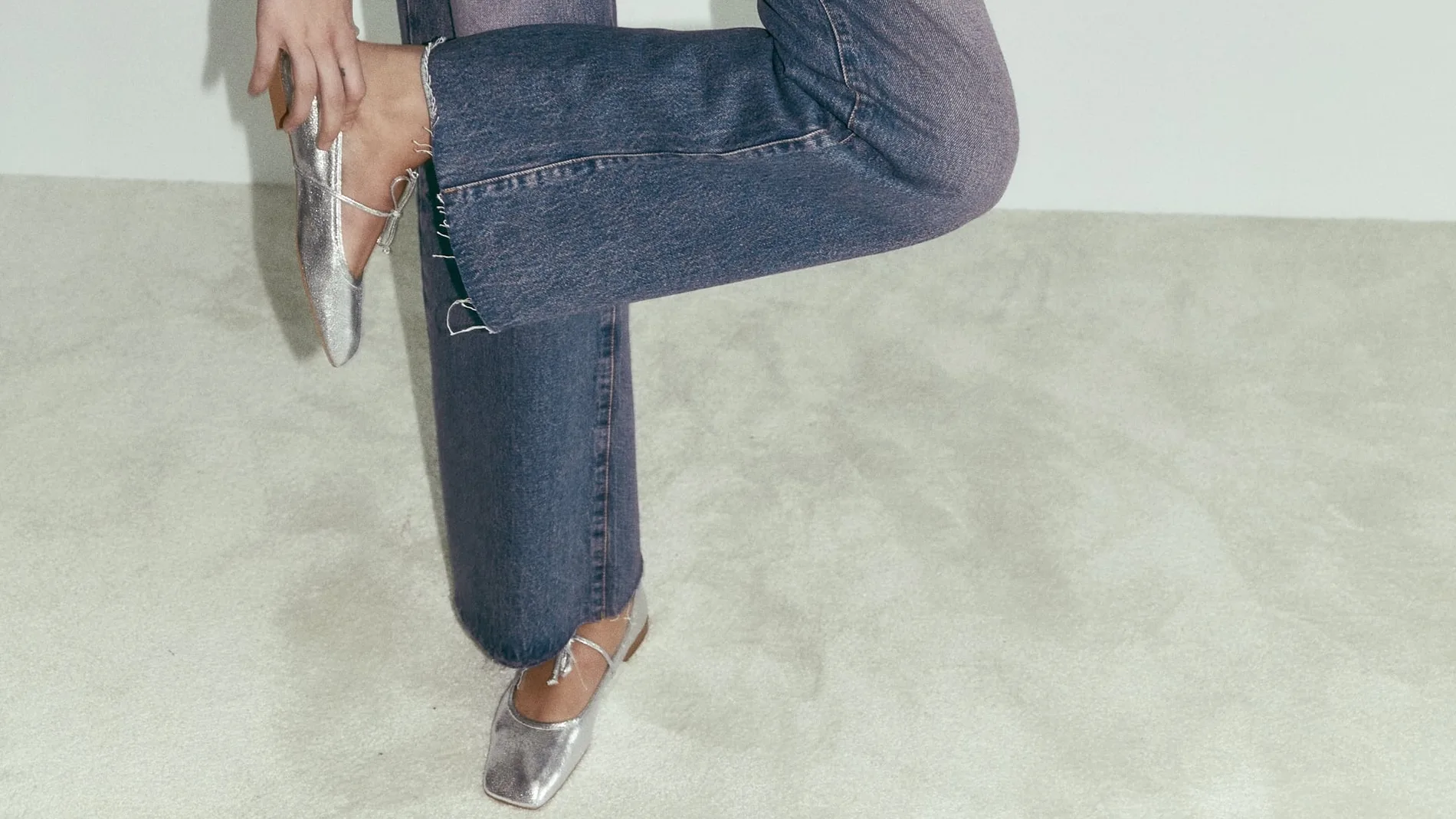 Cómo llevar zapatos de bailarina con jeans a la oficina en 2023