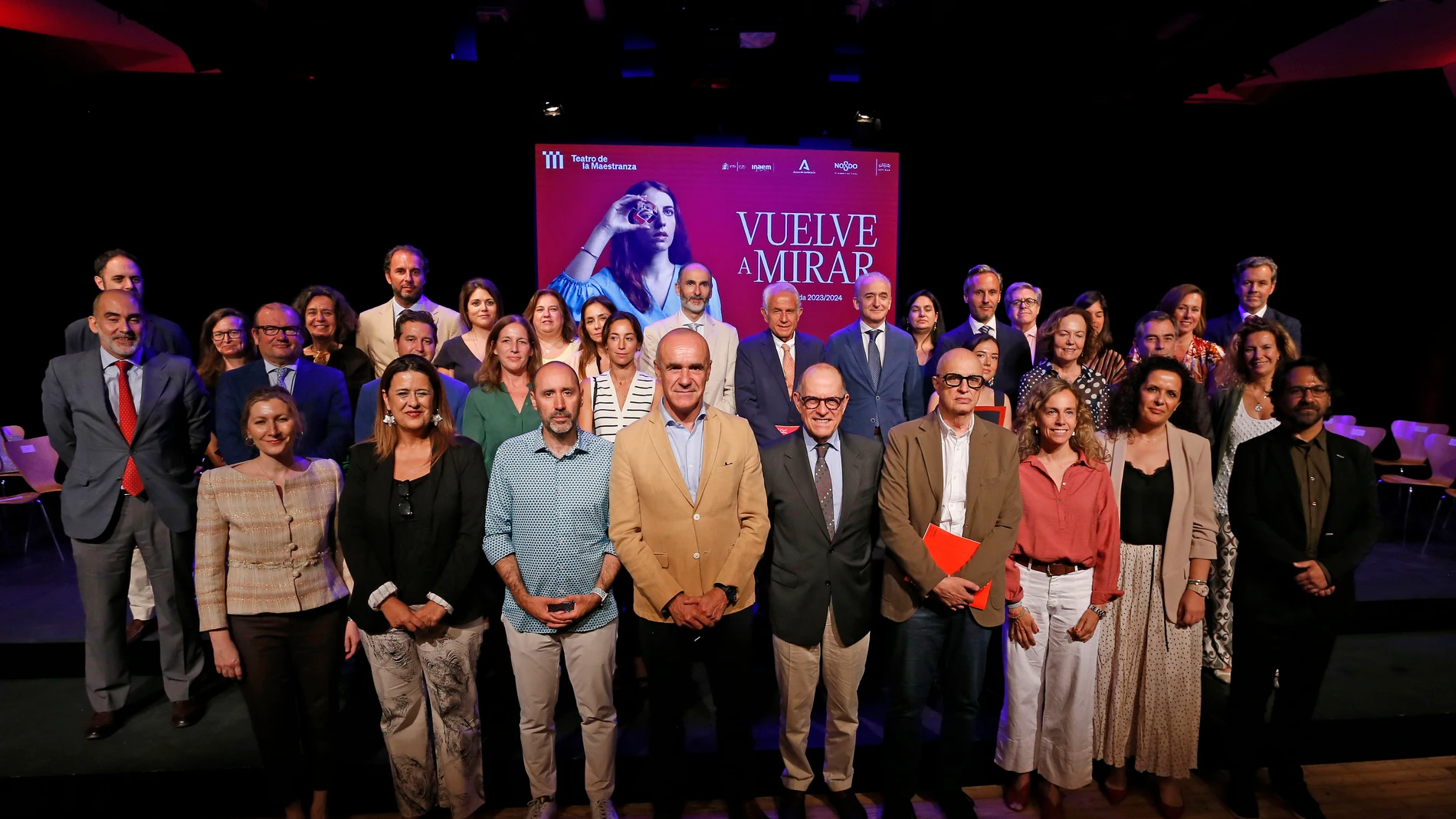 Foto de familia tras la presentación de la temporada 2023/2024 del Teatro de la Maestranza con miembros del Consejo de Administración y los patrocinadores