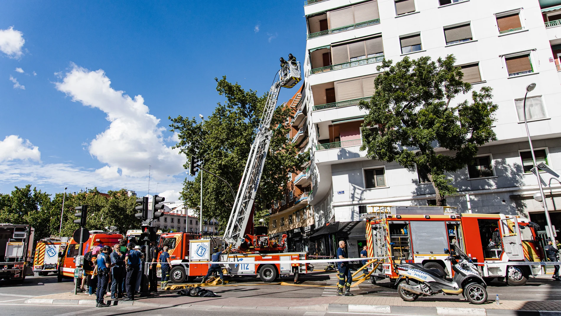 Un equipo de bomberos en el edificio donde ha ocurrido un incendio, en la Glorieta de Embajadores, a 9 de mayo de 2023, en Madrid (España). A media tarde de hoy se ha declarado un incendio en un edificio de viviendas, en la Glorieta de Embajadores. Los servicios de emergencia del Ayuntamiento de Madrid han sofocado las llamas. Once dotaciones de bomberos participan en las labores de extinción. Los equipos sanitarios han atendido a un varón de 53 años por intoxicación a causa del humo. Al parecer el siniestro se ha desencadenado en la cuarta planta y las llamas rompieron por la fachada. 09 MAYO 2023;MADRID;INCENDIO;EMBAJADORES Carlos Luján / Europa Press 09/05/2023