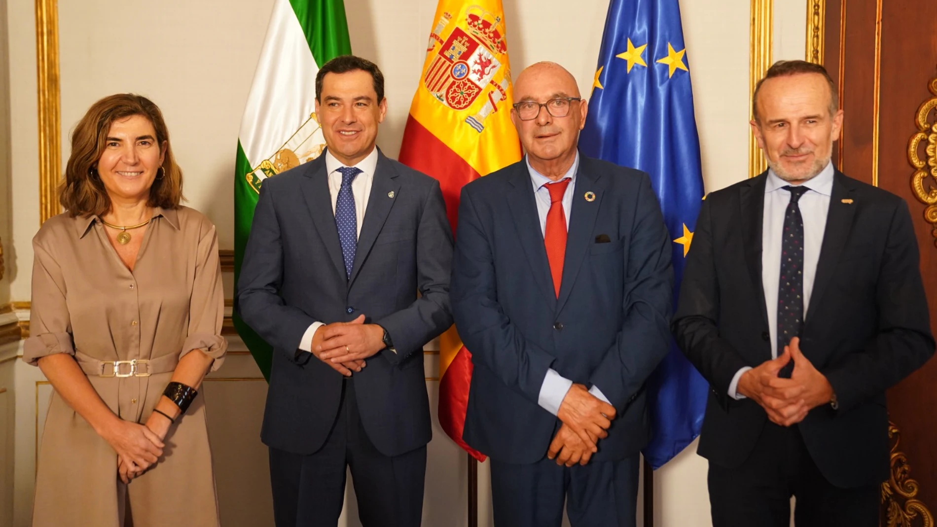 El presidente Juanma Moreno se ha reunión con los responsables de AndaluciaEscoop