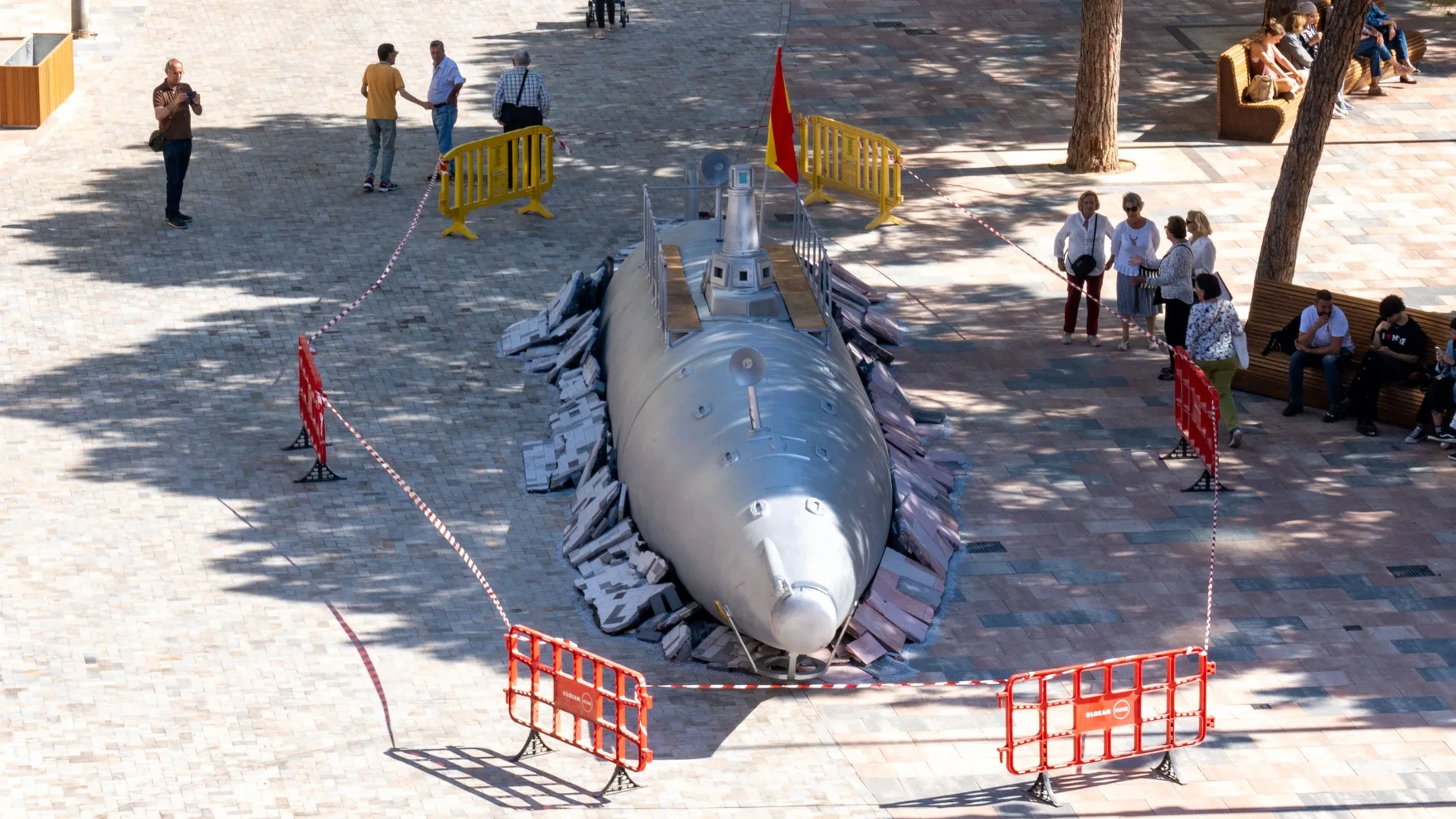 Una réplica a escala real del prototipo del submarino de Isaac Peral Cartagena ha emergido en el centro de Cartagena