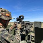 Un militar dispara la ametralladora de su blindado durante las maniobras "Copex"