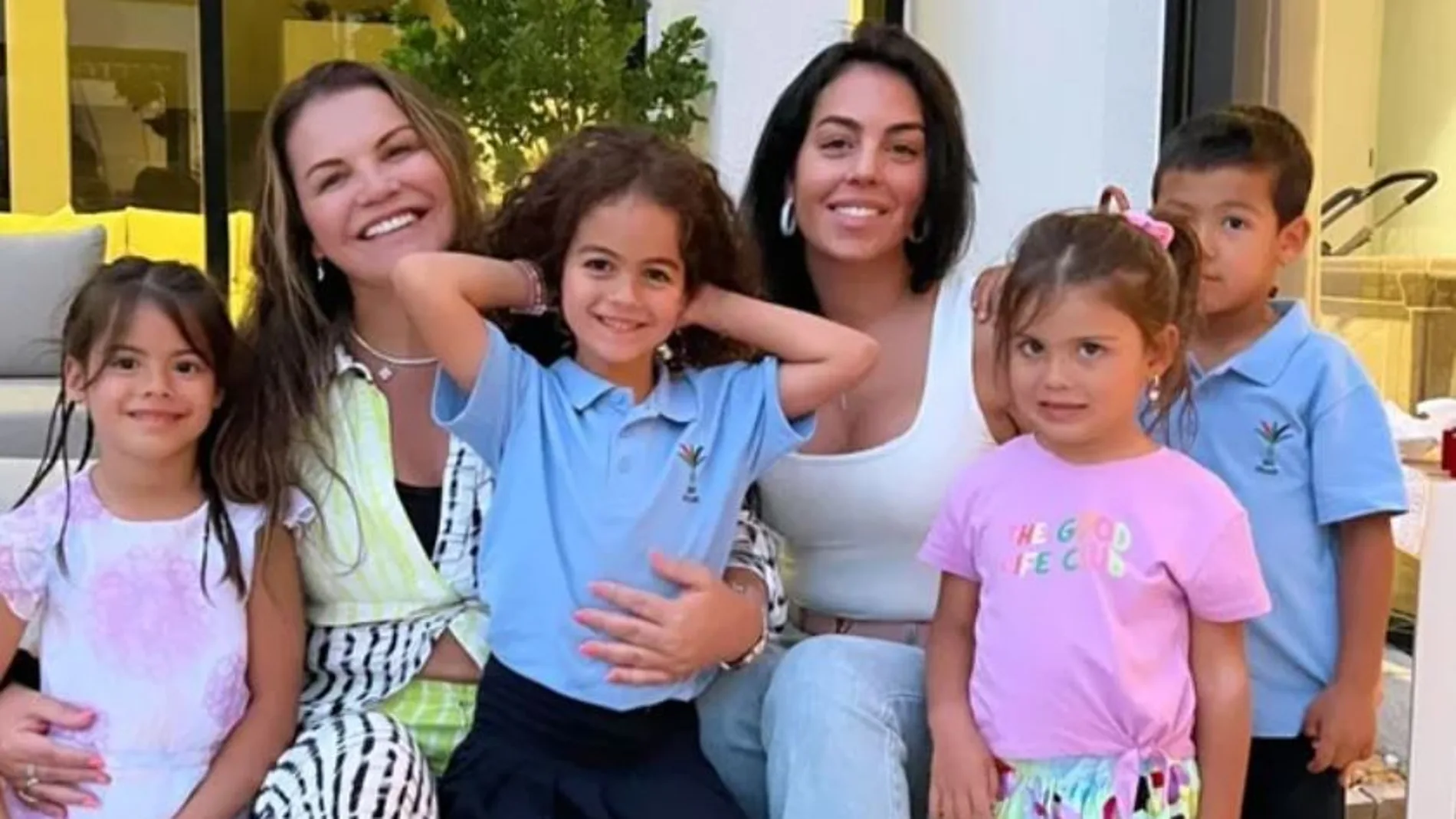 Katia Aveiro y Georgina Rodríguez, con sus hijos