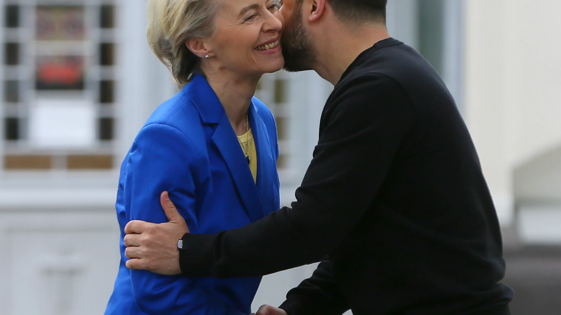 Kyiv (Ukraine), 09/05/2023.- Ukraine's President Volodymyr Zelensky (R) gives a warm welcome to the President of the European Commission Ursula von der Leyen (L) as they arrive for a joint meeting with the media near the St. Sophia Cathedral in Kyiv, Ukraine, 09 May 2023. Von der Leyen arrived in Kyiv to meet with top Ukrainian officials. President Zelensky announced that from now on May 09 will be annually celebrated as 'Europe Day' in Ukraine. Also on that day, some countries mark the 78th anniversary of Victory Day, the unconditional surrender of Nazi Germany on 08 May 1945, and the Allied Forces' victory, which marked the end of World War II in Europe. (Alemania, Rusia, Ucrania) EFE/EPA/STEPAN FRANKO 