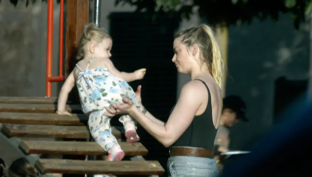 Amber Heard juega con su hija, en Mallorca