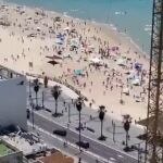 En un vídeo que circula por redes sociales se puede apreciar a ciudadanos huyendo corriendo de una playa de Tel Aviv.