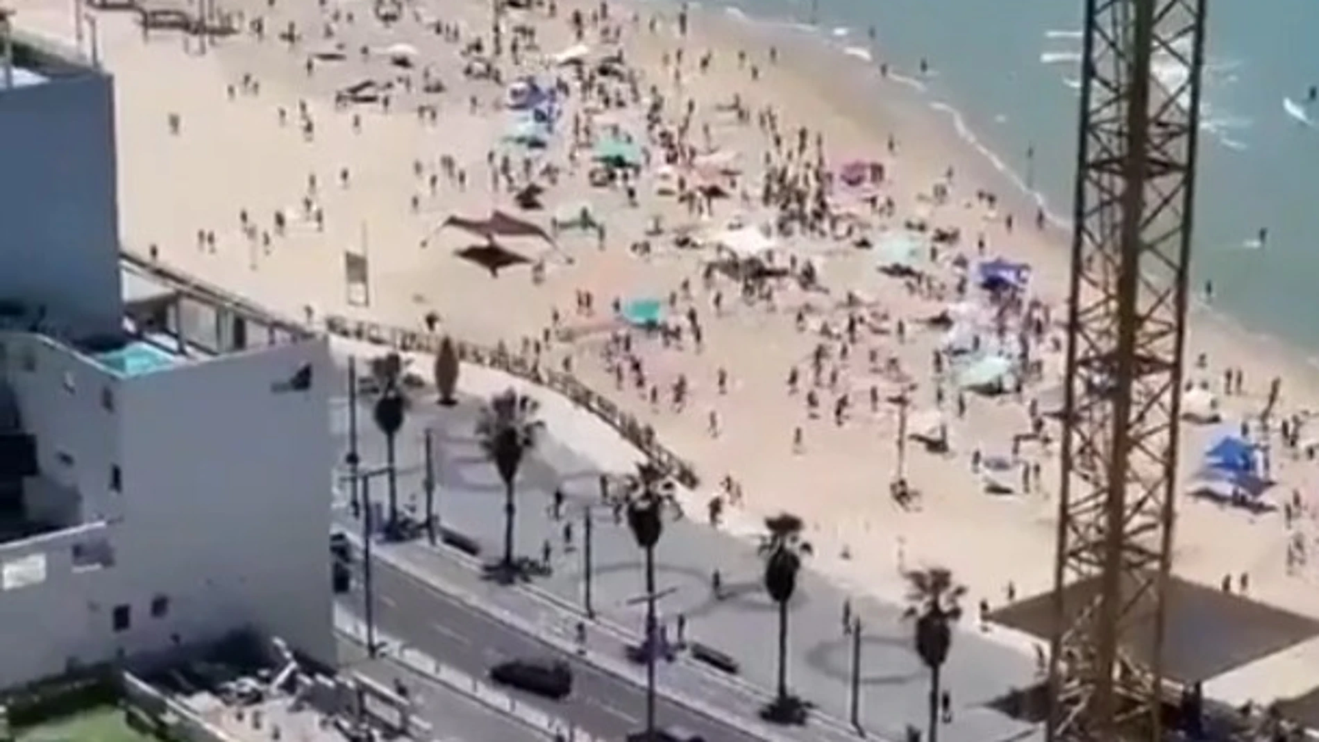 En un vídeo que circula por redes sociales se puede apreciar a ciudadanos huyendo corriendo de una playa de Tel Aviv.