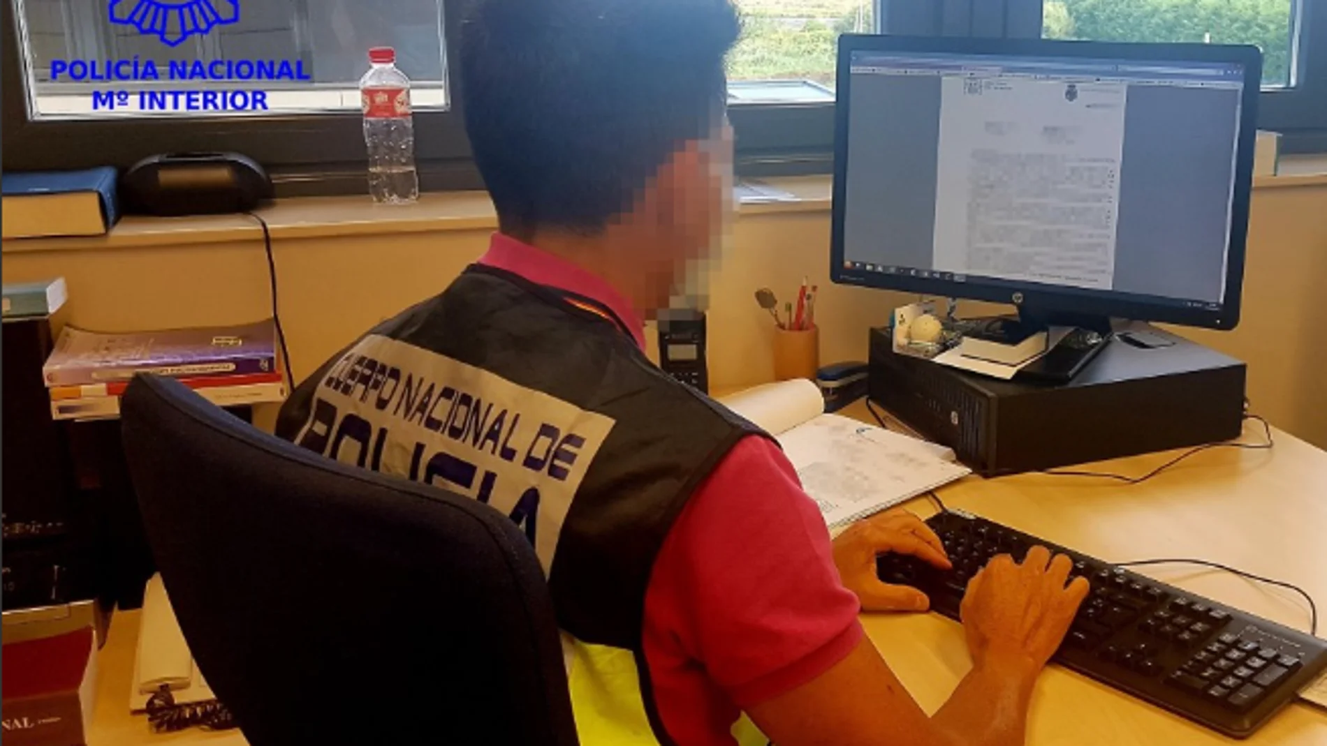 Un agente de la Policía Nacional comprueba datos en su ordenador