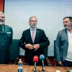El presidente del Consejo de Colegios Veterinarios de Castilla y León, Luciano Díez Díez, presenta la aplicación ‘DataPets Castilla y León’ acompañado por el Jefe de Proyecto en Cestel, Ángel Talamanca y el comandante del Seprona, Juan Manuel Vicente