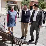 Mañueco conversa con dos vecinas de Peñafiel en compañía del alcalde y candidato Roberto Díez