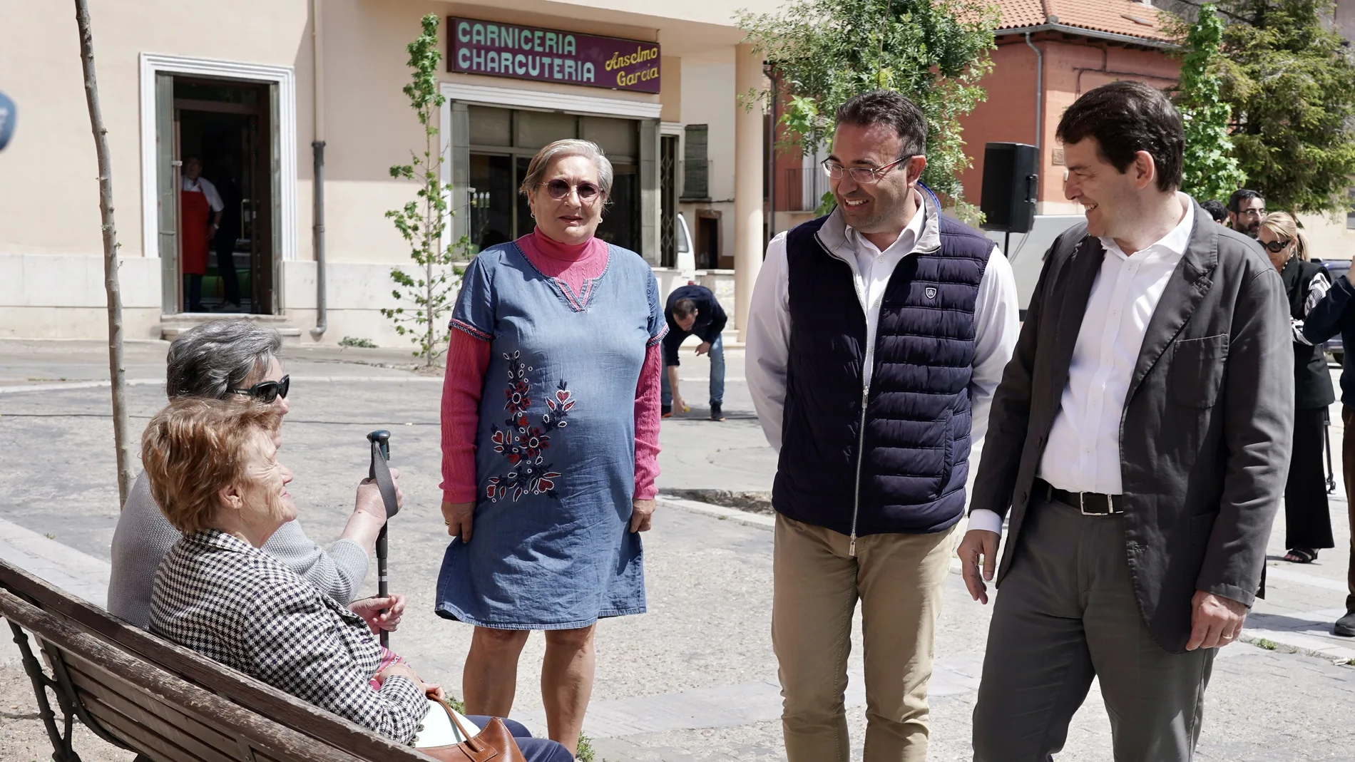 Mañueco conversa con dos vecinas de Peñafiel en compañía del alcalde y candidato Roberto Díez