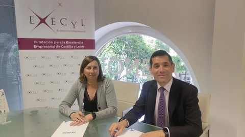 Paco Hevia, presidente de Execyl, e Inmaculada García Garrandes, directora de Aenor en Castilla y León, suscriben el acuerdo