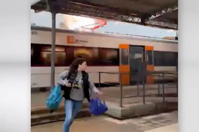 Arde un tren de Cercanías a las afueras de Barcelona