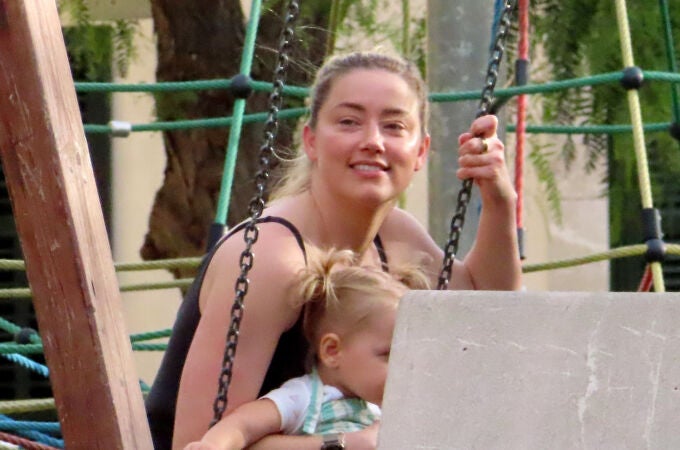 Amber Heard, junto a su hija, en Mallorca