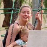Amber Heard, junto a su hija, en Mallorca
