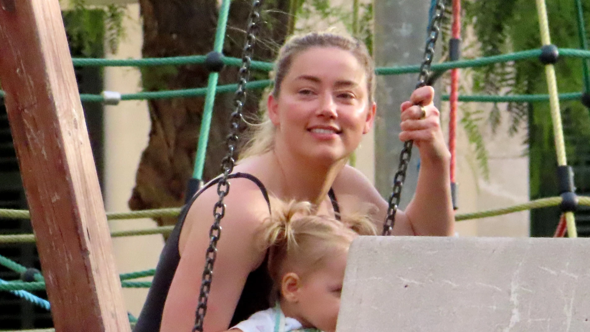 Amber Heard, junto a su hija, en Mallorca