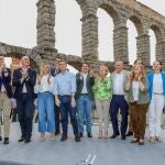 Foto de familia del presidente nacional del PP y Mañueco con los candidatos del PP a las principales alcaldías junto al Acueducto de Segovia 