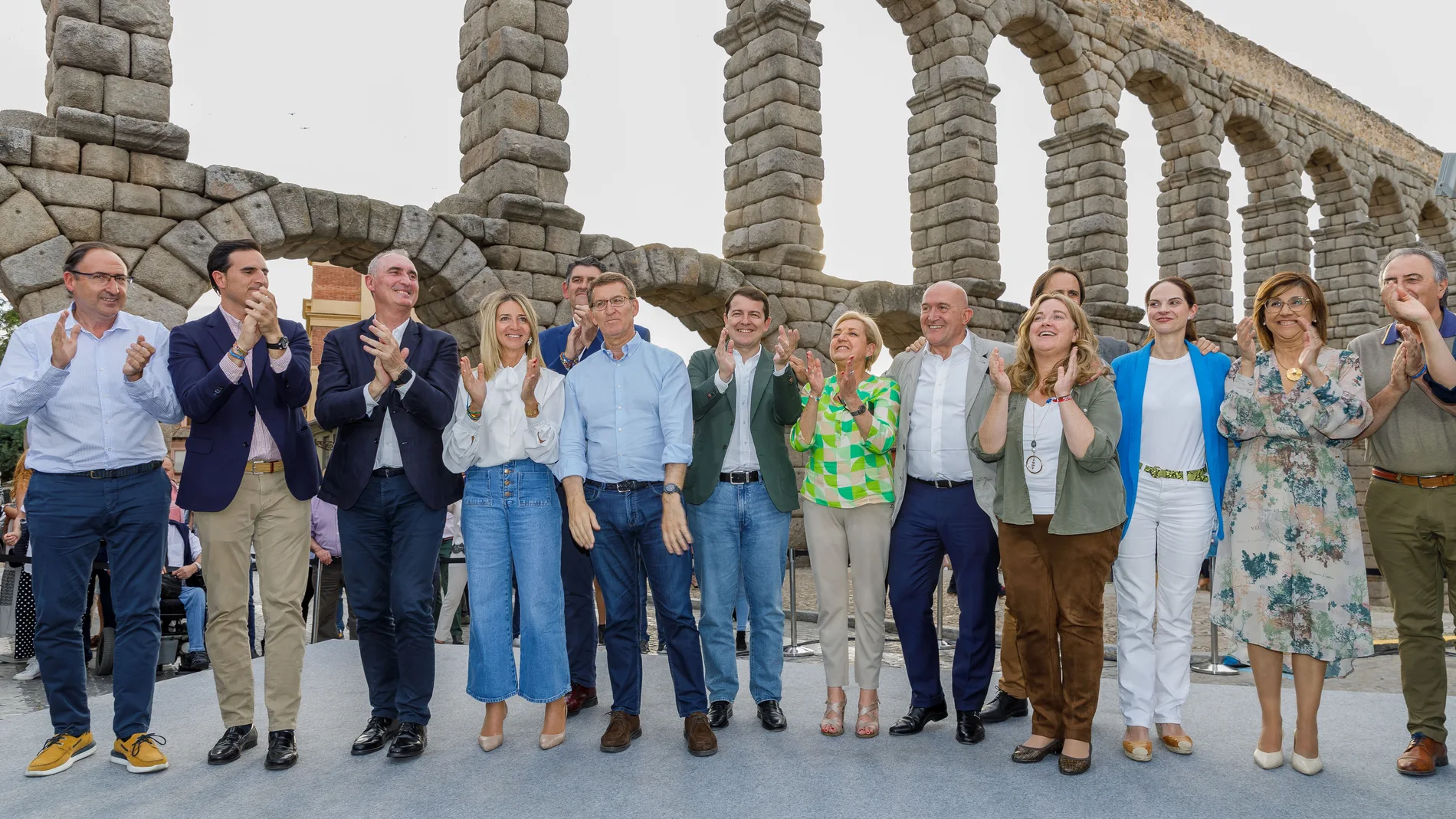 Foto de familia del presidente nacional del PP y Mañueco con los candidatos del PP a las principales alcaldías junto al Acueducto de Segovia 
