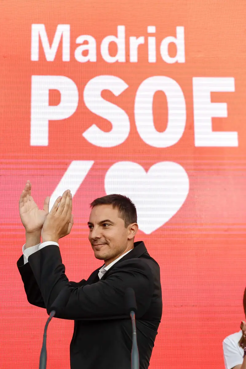 El candidato a la presidencia de la Comunidad de Madrid, Juan Lobato, participa en un acto de campaña en Parla