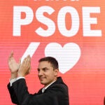 El candidato a la presidencia de la Comunidad de Madrid, Juan Lobato, participa en un acto de campaña en Parla