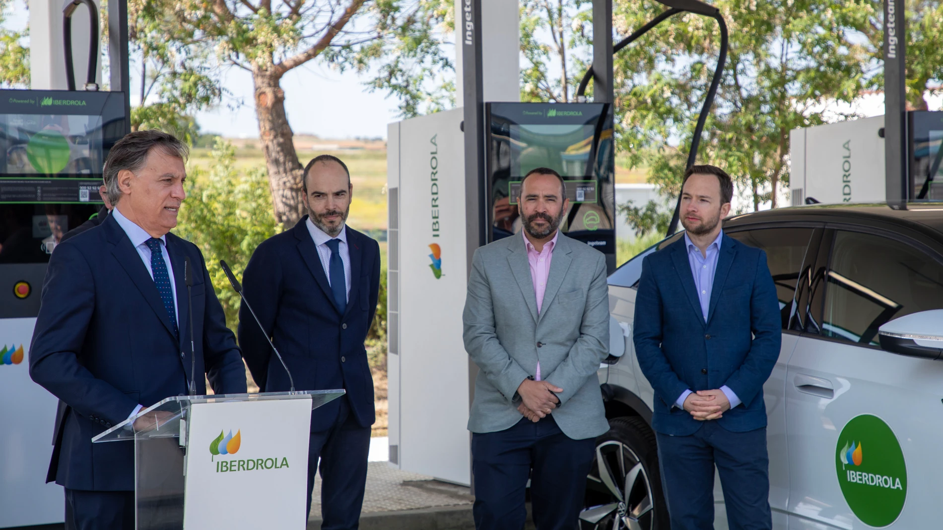 El alcalde de Salamanca, Carlos García Carbayo; el presidente de Cetramesa, Pedro Díaz Mesonero; el director de Smart Mobility de Porsche, Benjamin Bartsch, y el director de Smart Mobility de Iberdrola, Jorge Muñoz Riesco, inauguran la nueva infraestructura