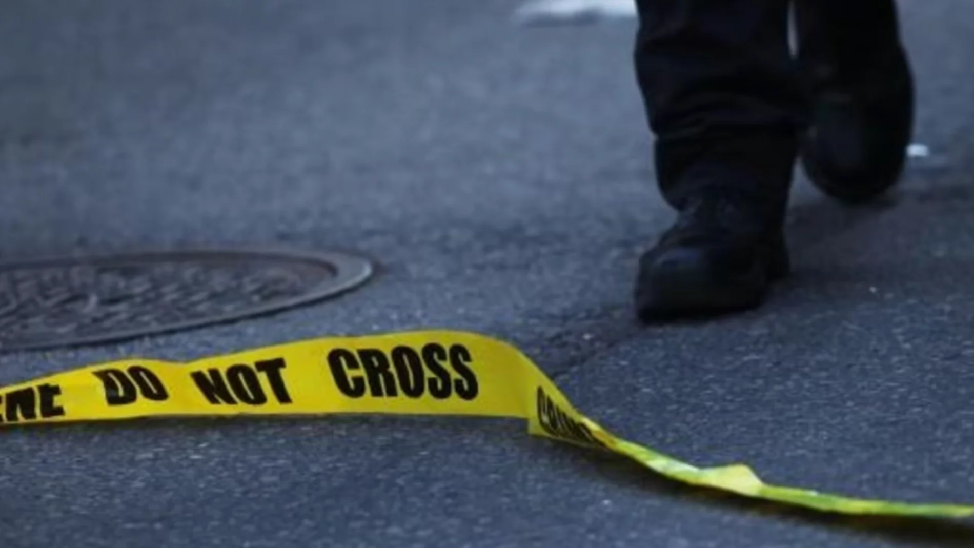 Un cordón policial tendido en el suelo en el escenario de un tiroteo en Nueva York, EE UU