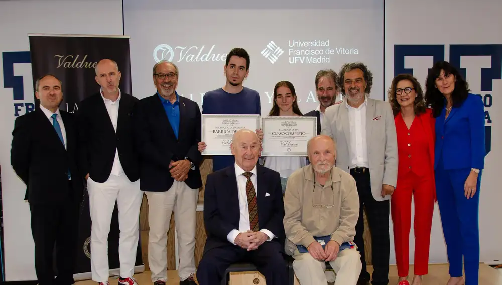 Los ganadores del primer premio Irene Oriol y del segundo premio Javier Marte y el jurado del Certámen Valduero con las Bellas Artes