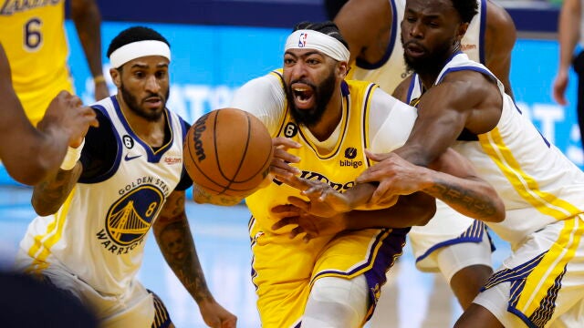 Anthony Davis no pudo terminar el quinto partido ante los Warriors