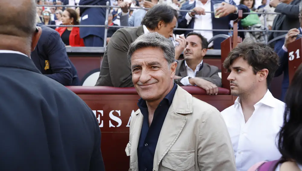El ex futbolista Michel entre el público de los toros en Las Ventas con Morante, Emilio de Justo y Tomas Rufo.