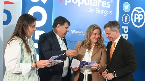 Cristina Ayala presenta su programa junto a varios miembros de su candidatura