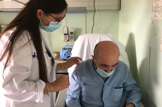 Paco repasa con la enfermera Valme Rodríguez las pauta de medicación que ha de seguir