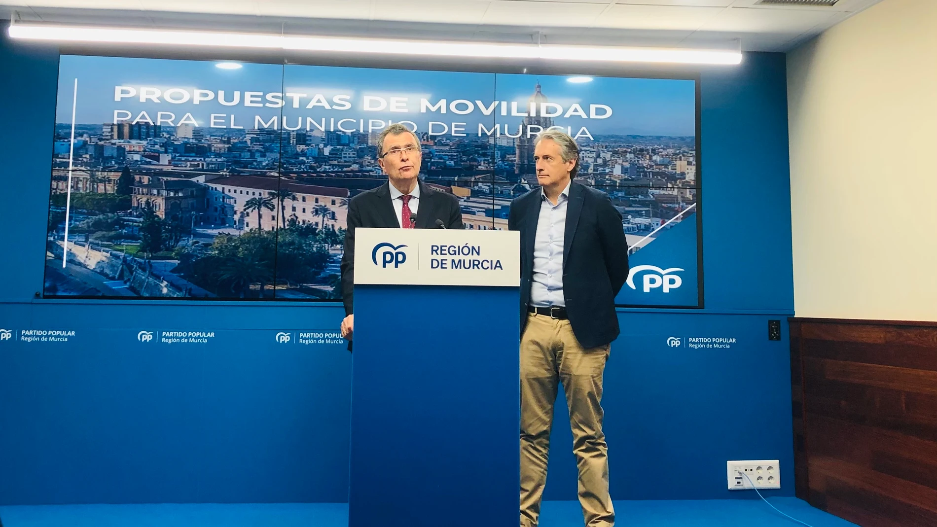 El candidato del Partido Popular a la Alcaldía de Murcia, José Ballesta, y el exministro Íñigo de la Serna