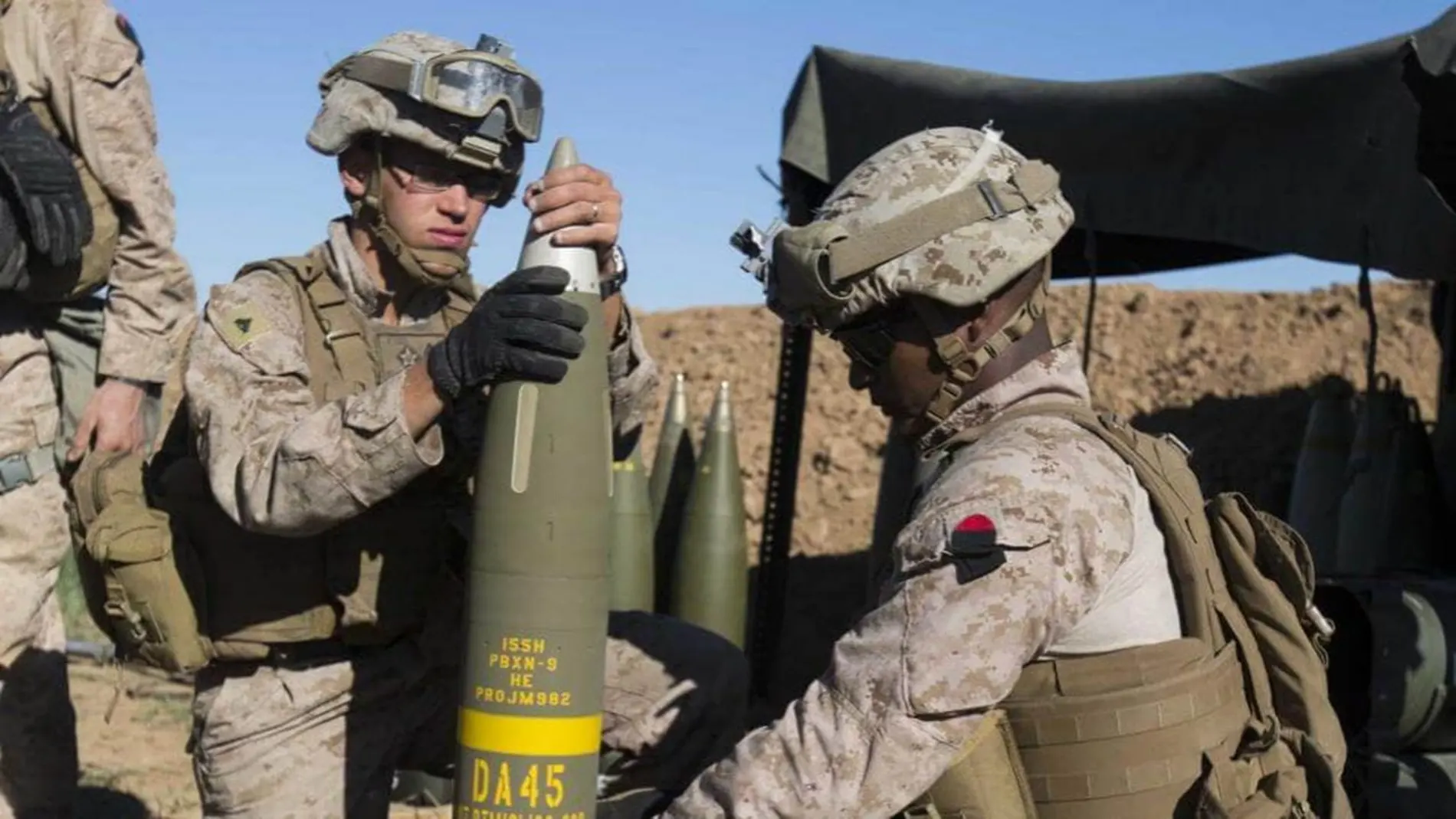 Marines de EE. UU. preparan un proyectil Excalibur de 155 mm en Irak