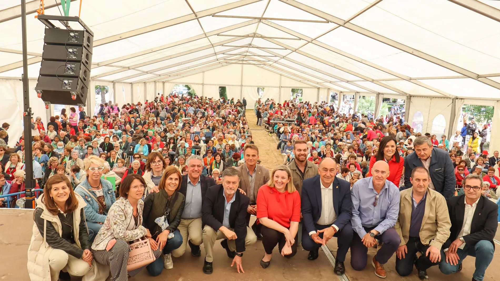 Foto de familia del encuentro en el CSS La Fuencisla con la consejera Isabel Blanco, Mazarías, De Vicente, Vázquez o Bravo, entre otros