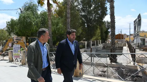 El presidente del PP, Fernando López Miras, junto al candidato a la Alcaldía de Lorca, Fulgencio Gil