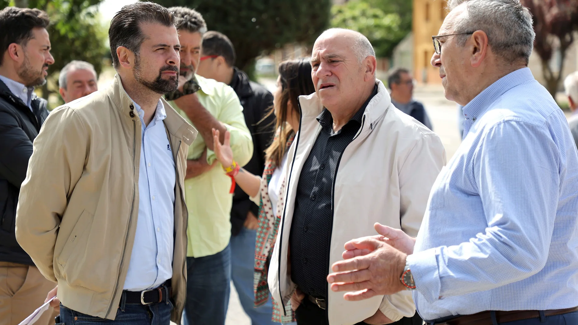 Tudanca visita la localidad leonesa de El Burgo Ranero para respaldar a su alcalde y candidato, Gerónimo Vallejo