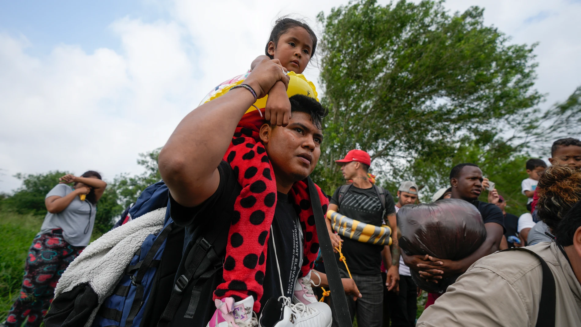 Migrants arrive to the Mexican side of the bank of the Rio Grande river, with plans to cross to the U.S., from Matamoros, Mexico, Thursday, May 11, 2023. Pandemic-related U.S. asylum restrictions, known as Title 42, are to expire May 11. (AP Photo/Fernando Llano)