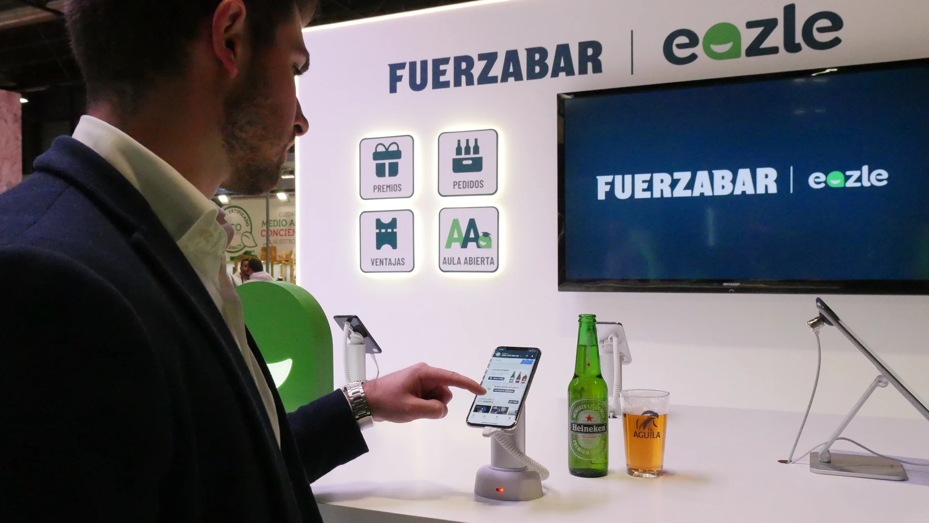 Un usuario prueba la nueva plataforma de Heineken durante la presentación de la herramienta