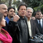 Pakistán.- El Supremo paquistaní declara "ilegal" el arresto del ex primer ministro Imran Jan y ordena su liberación