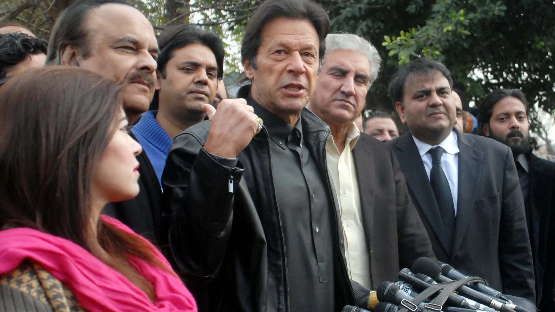 January 13, 2017 - Pakistan - ISLAMABAD, PAKISTAN, JAN 13: Chief of PTI, Imran Khan talking to media persons after .hearing of Panama Case, outside Supreme Court of Pakistan in Islamabad on Friday, January 13, .2017. (Foto de ARCHIVO) 13/01/2017
