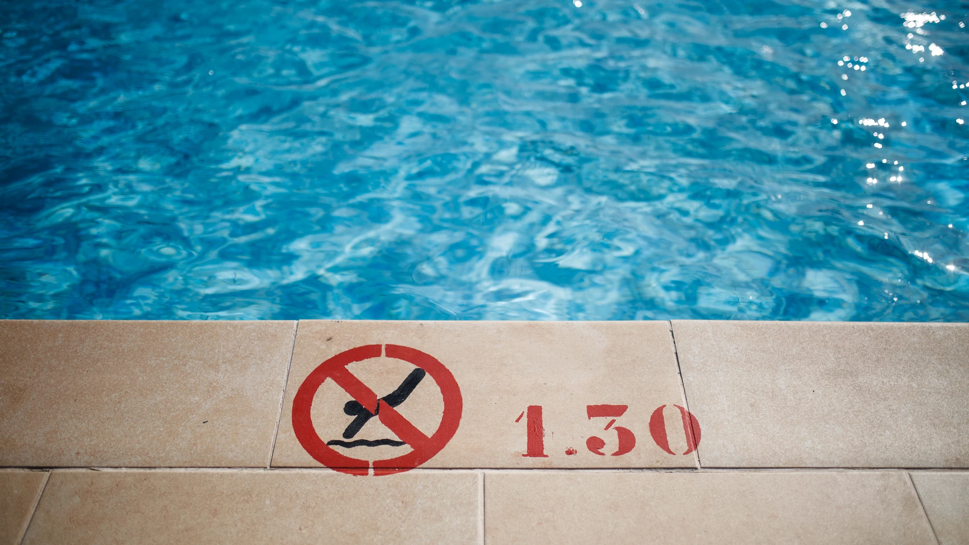 Bordillo de 1.30 metros de profundidad, en la piscina de Puerta de Hierro, a 11 de mayo de 2023, en Madrid (España). 17 de las 23 piscinas gestionadas por el Ayuntamiento y la Comunidad de Madrid abren sus puertas el próximo sábado 13 de mayo para combatir la ola de calor. Las piscinas estarán abiertas hasta aproximadamente el 9 de septiembre, es decir, durante casi cuatro meses. Para acceder a las piscinas hay que sacar la entrada con reserva previa desde la web del Ayuntamiento o desde la a...