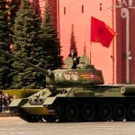 Así es el T-34/85, el único y solitario tanque que Rusia tenía para exhibir en el Día de la Victoria.