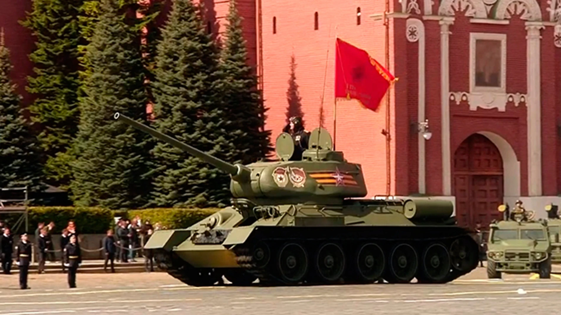 Así es el T-34/85, el único y solitario tanque que Rusia tenía para exhibir en el Día de la Victoria.